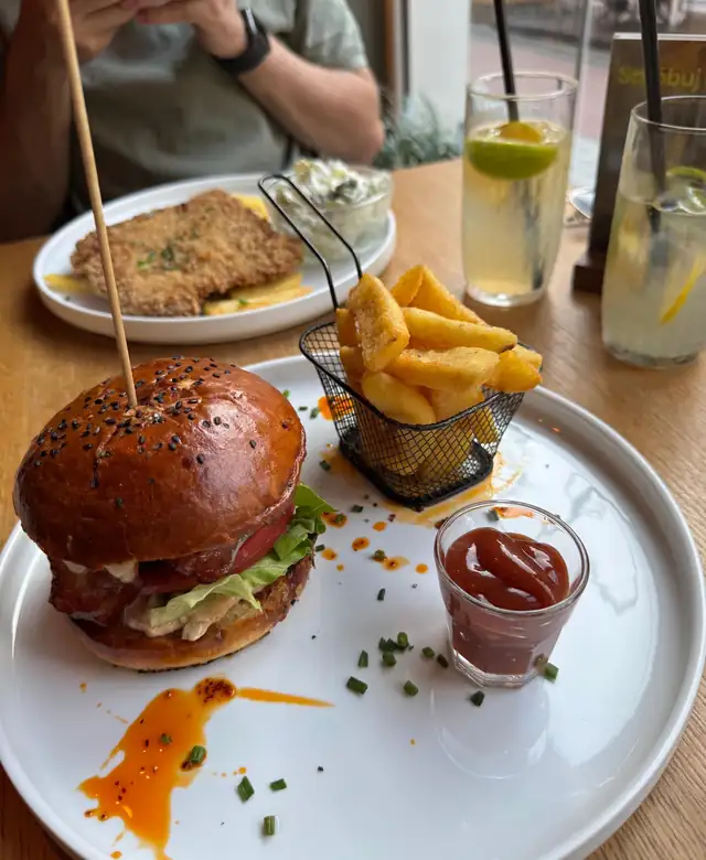 Burger wołowy z frytkami stekowymi i sosem