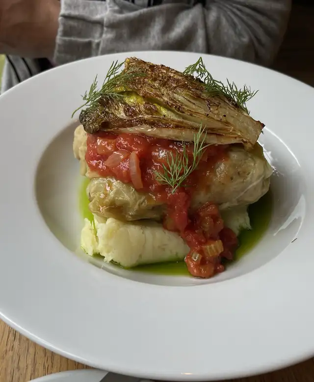 Gołąbek w sosie pomidorowym na maślanym puree z koperkiem