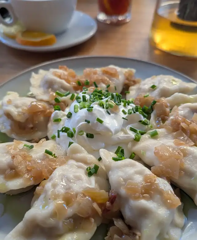 Pierogi z okrasą i szczypiorkiem na talerzu