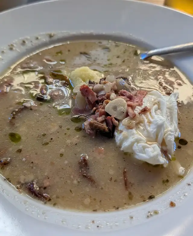 Żur z jajkiem, grzybami i puree w głębokim talerzu